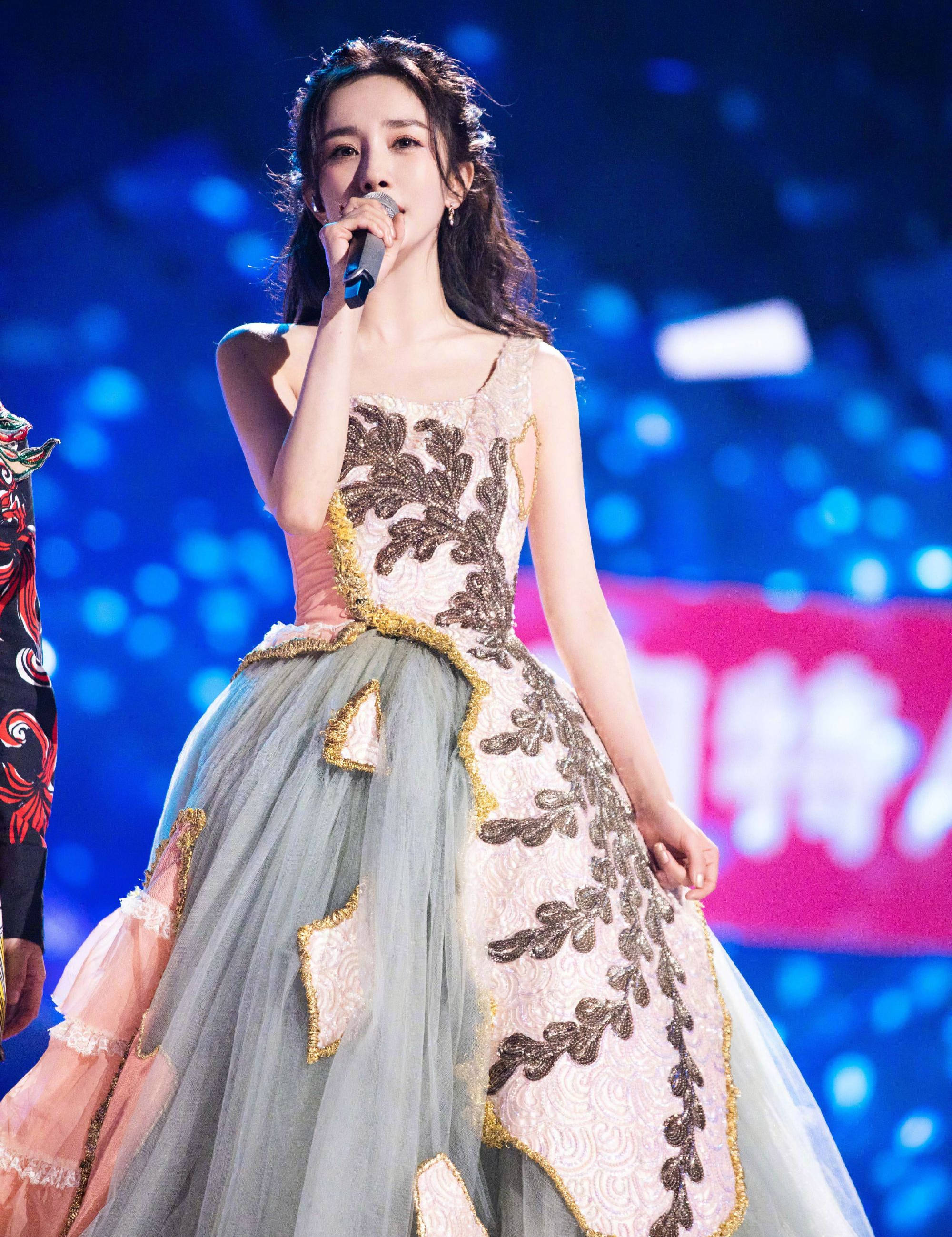 惊艳的女明星打伞 2eb8b1857b7c45f58508e2d66e6c6f11.jpeg