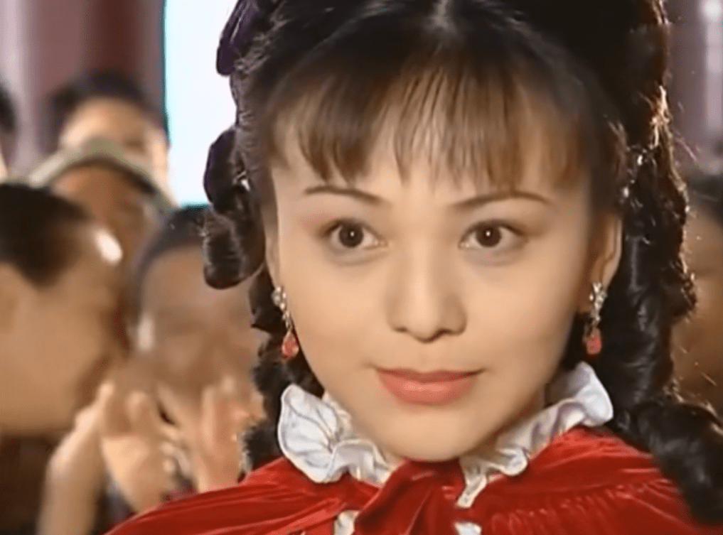 陆振华又看中了王雪琴,戏子出身的她,长相也像萍萍,因此成为了陆振华