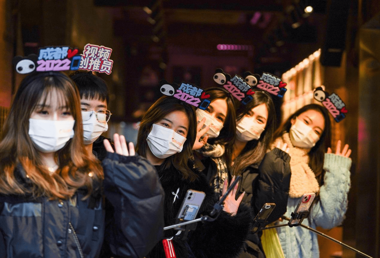 新华社记者镜头里的主播们在宽窄巷子有多出圈