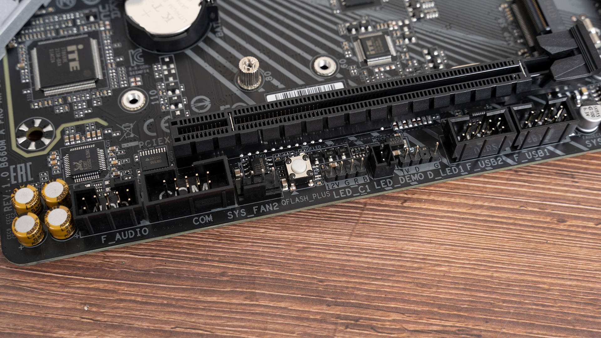 pin|技嘉雪雕B660M AORUS PRO AX DDR4开箱测试，搭配带K十二代酷睿也无压力！