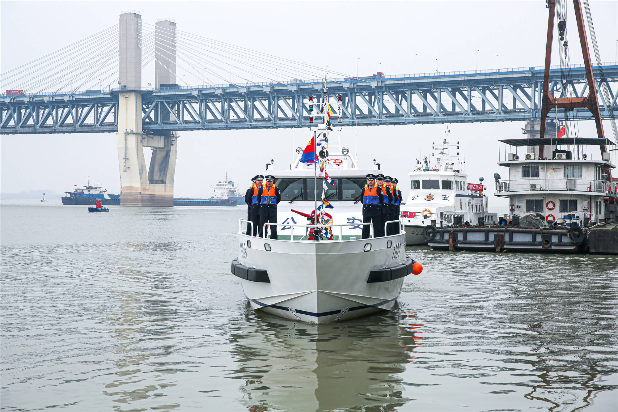 长江巡警1109警用执法艇此外,船上不但配备橡皮工作艇,陀螺仪,消防水