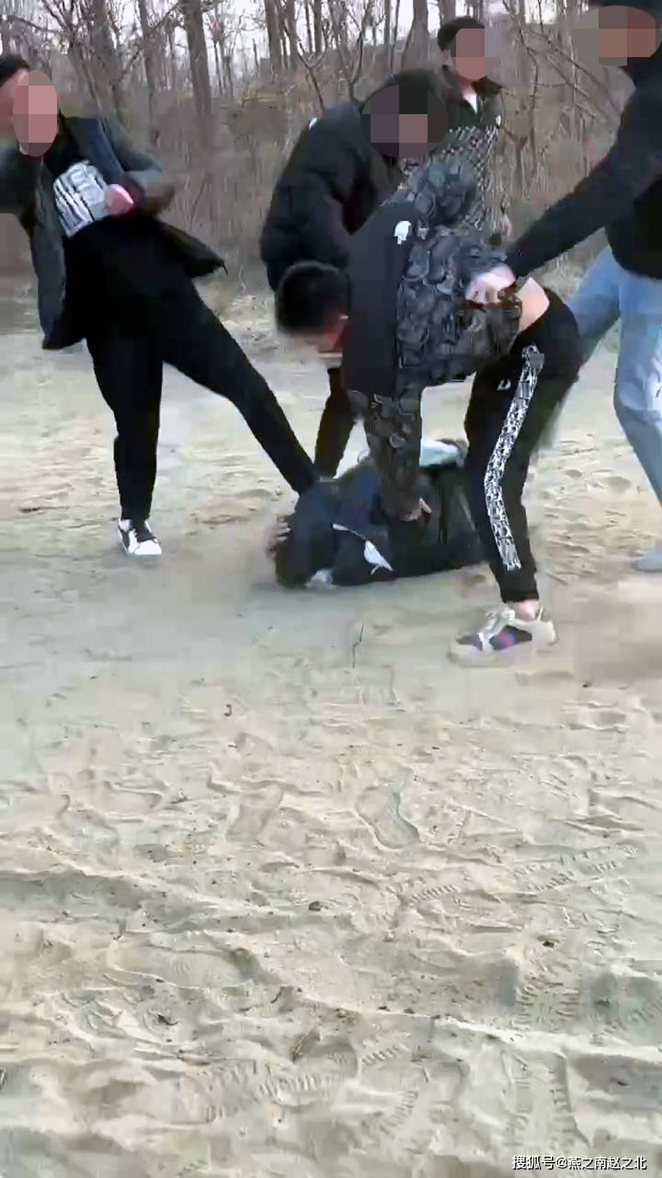 地发生未成年人欺凌事件,男孩被逼下跪,警方介入调查_棍棒_暴力_视频