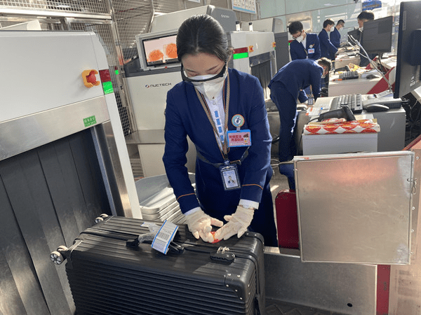 旅客贴福字贴纸的照片 摄影:李宜静作为关系到旅客平安出行的机场单位
