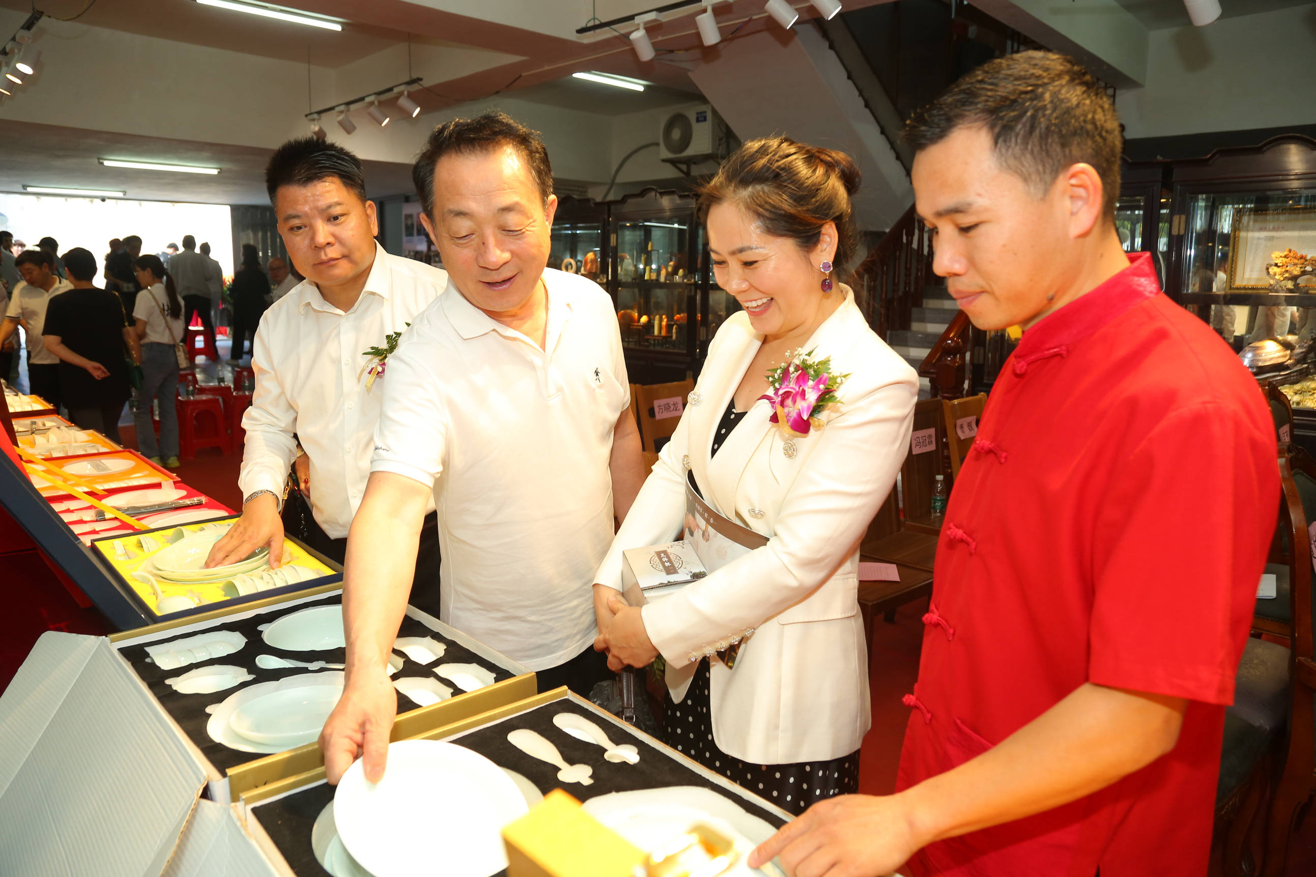 王集仪自幼酷爱木雕,1999年师从宁海民间艺术家娄道明学习佛教木雕及