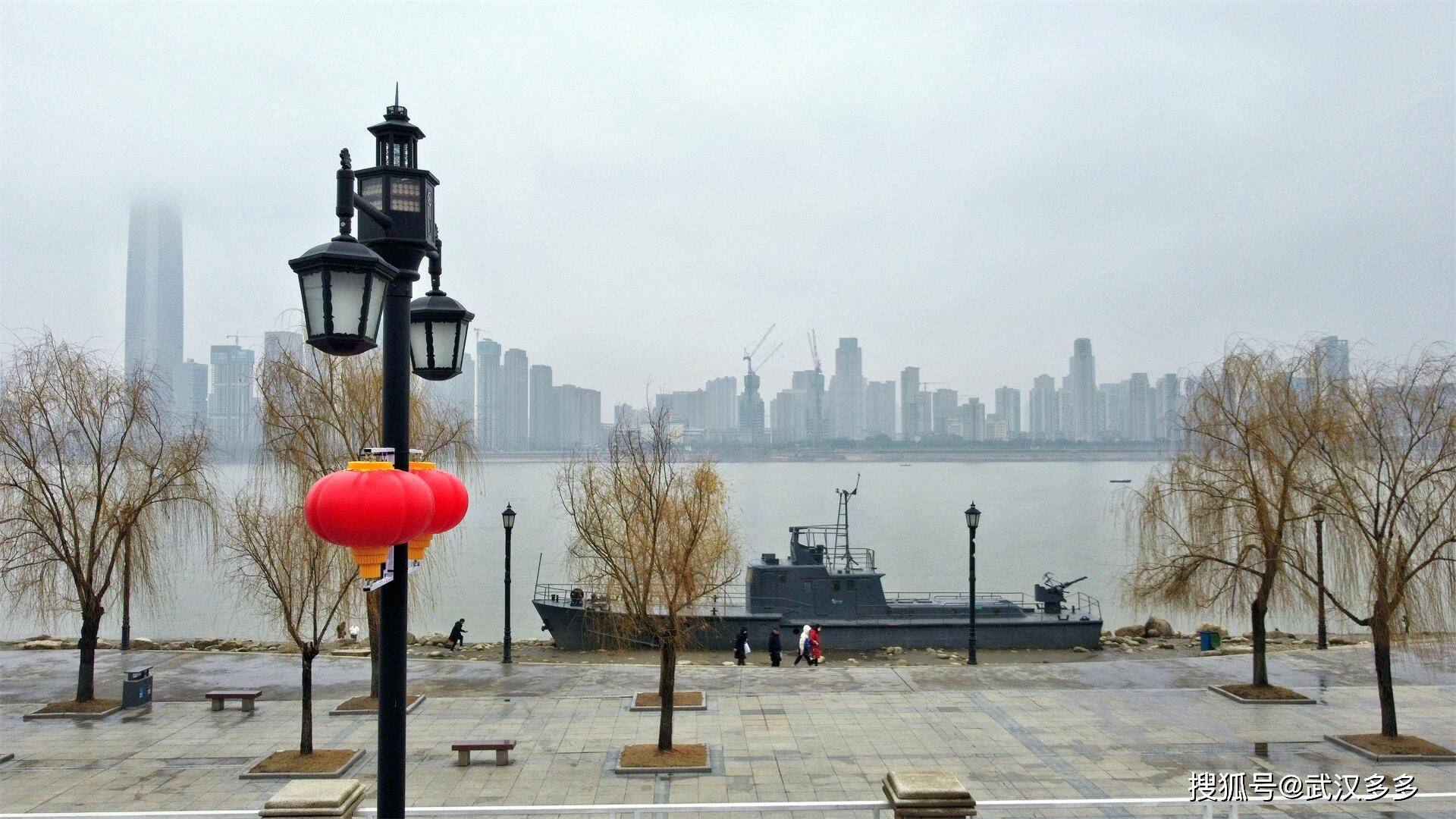 武汉江滩挂起红灯笼迎新年