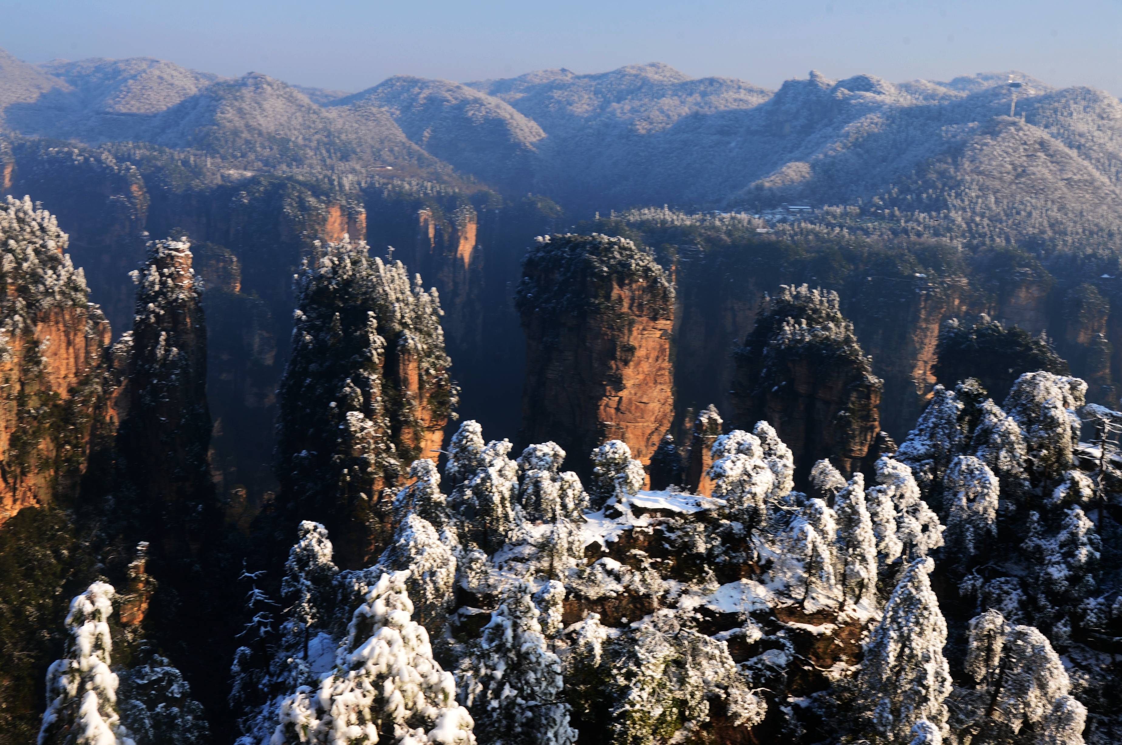 世界地质公园,中国首个国家森林公园张家界景区雪后放晴,黄石寨呈现