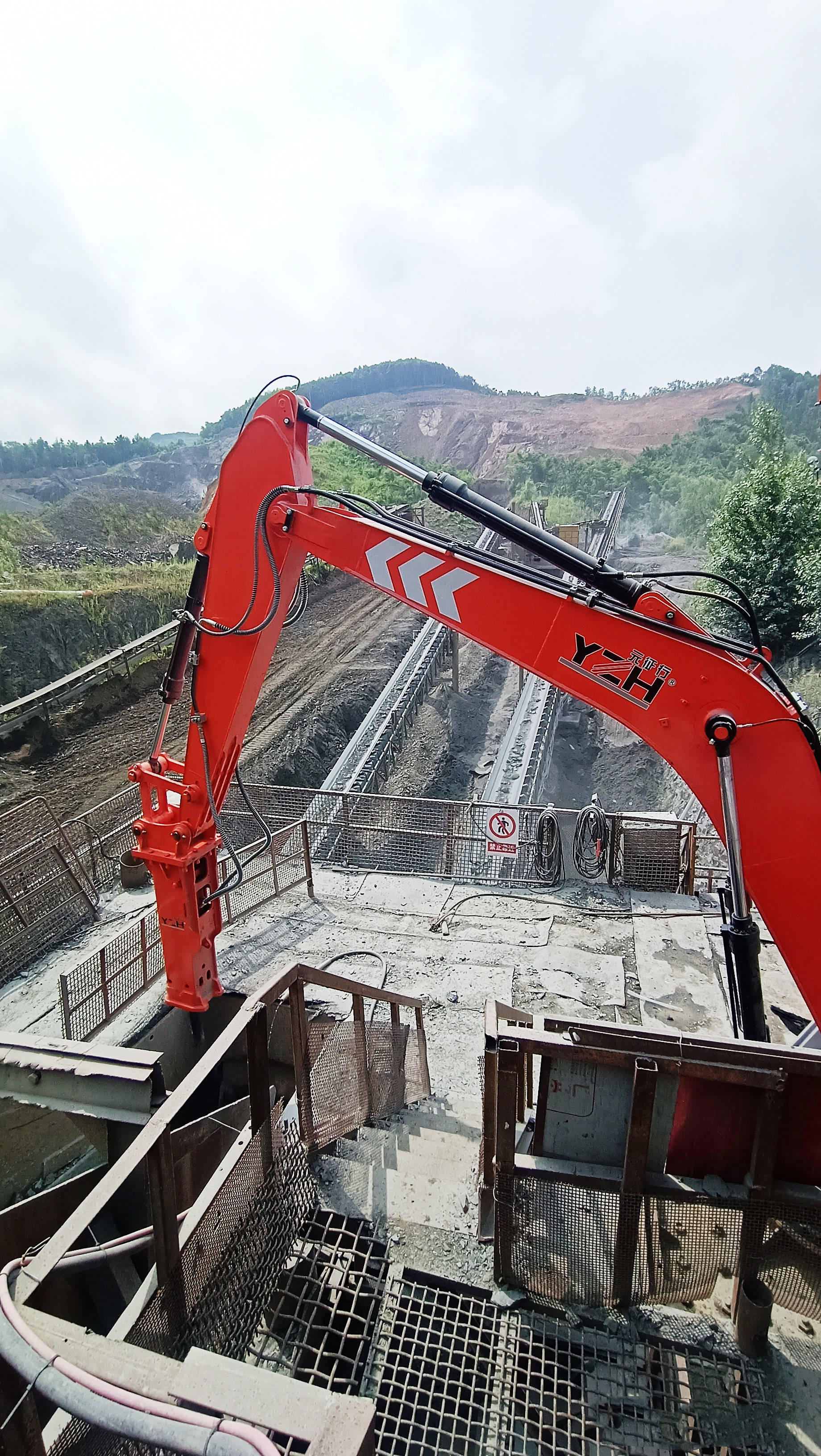 碎石机械臂 593dd1c4f4ef4a8d9a85bd46247f6854.jpeg