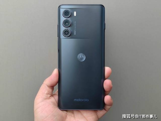 LCD永不为奴 从千元机到旗舰 这几款手机买到不后悔