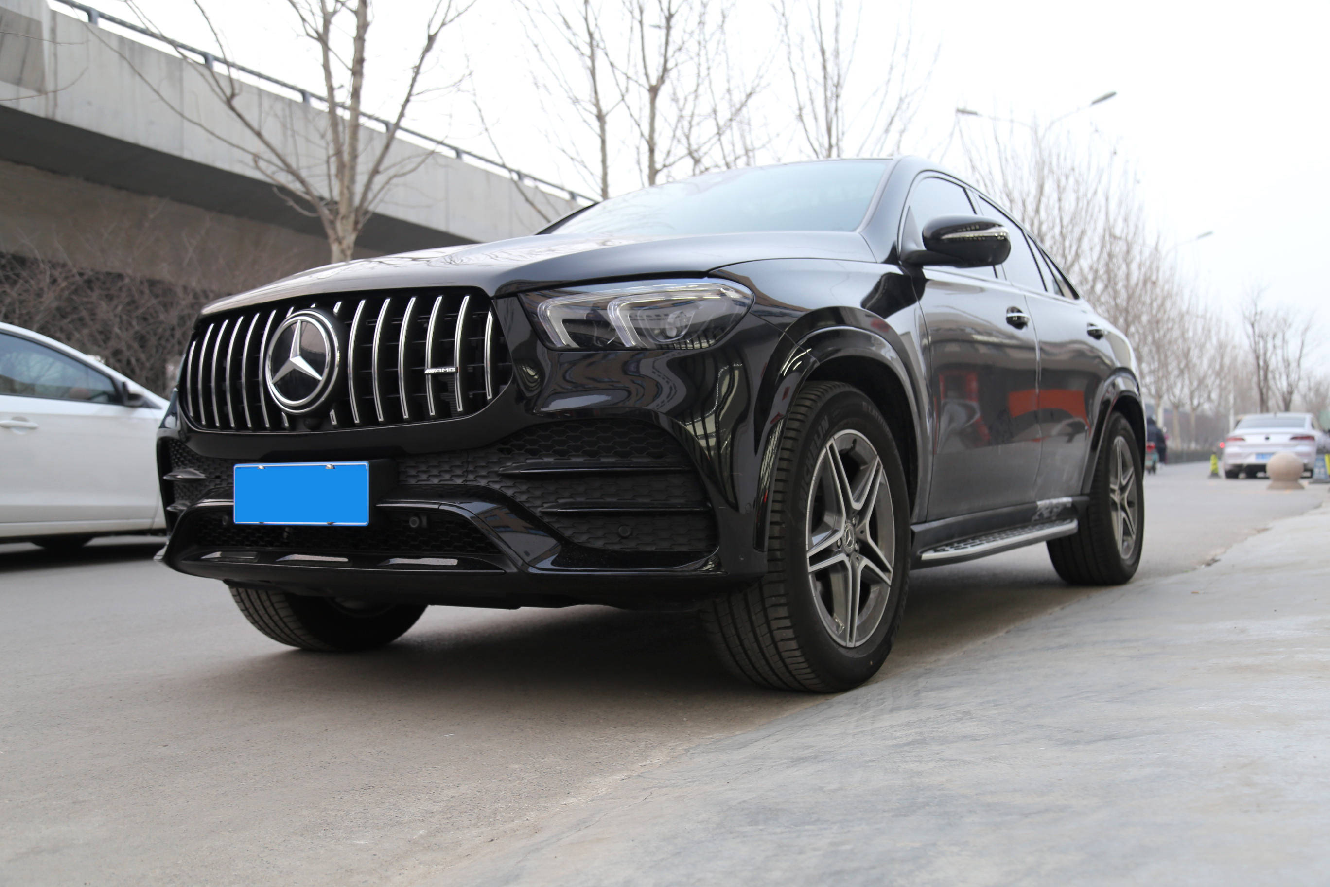 奔驰glecoupe升级53中网后唇尾喉字标侧裙换固踏卡钳喷红