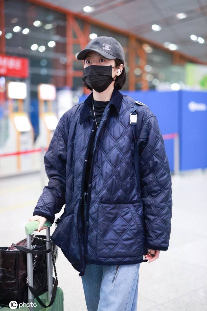 周雨彤绗缝棉服时尚感up开工出发气场全开被飒到