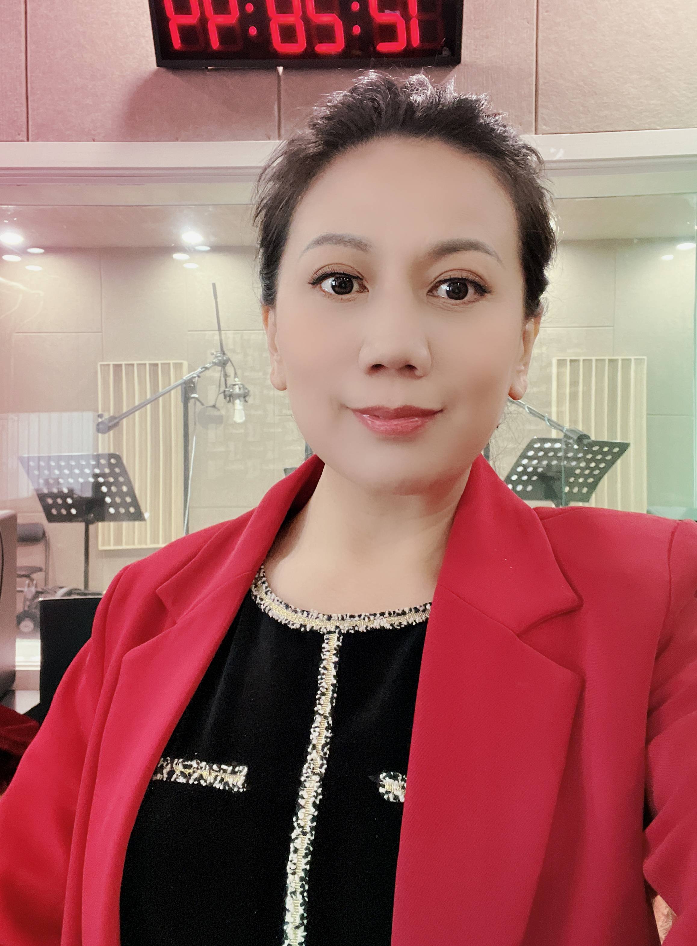 爱心献社会真情暖人间张鹤温情演绎最美志愿红