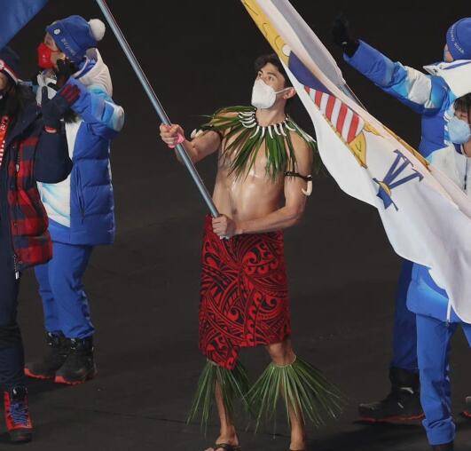 赤膊哥闭幕式再现经典造型法国人热情演绎点燃赛场气氛