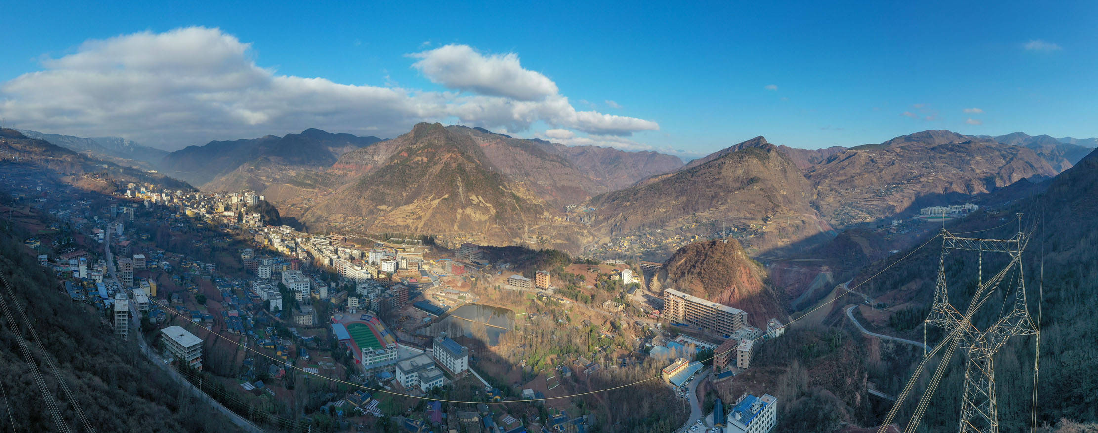 2022年2月18日晚,正月十八,四川省凉山州美姑县风和气爽,青山,电塔