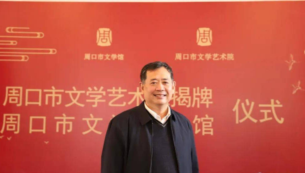 邵超:其实小草并不知道(外二首)|中原作家
咀嚼着亚瑟·叔本华的话 其实小草并不知道 想一想风