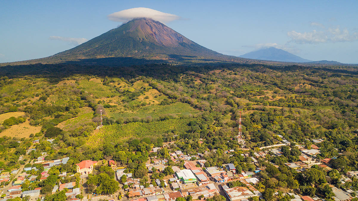 斗笠|岛屿拥有两座巨型活火山，被淡水鲨鱼包围，尼加拉瓜的奥梅特佩岛