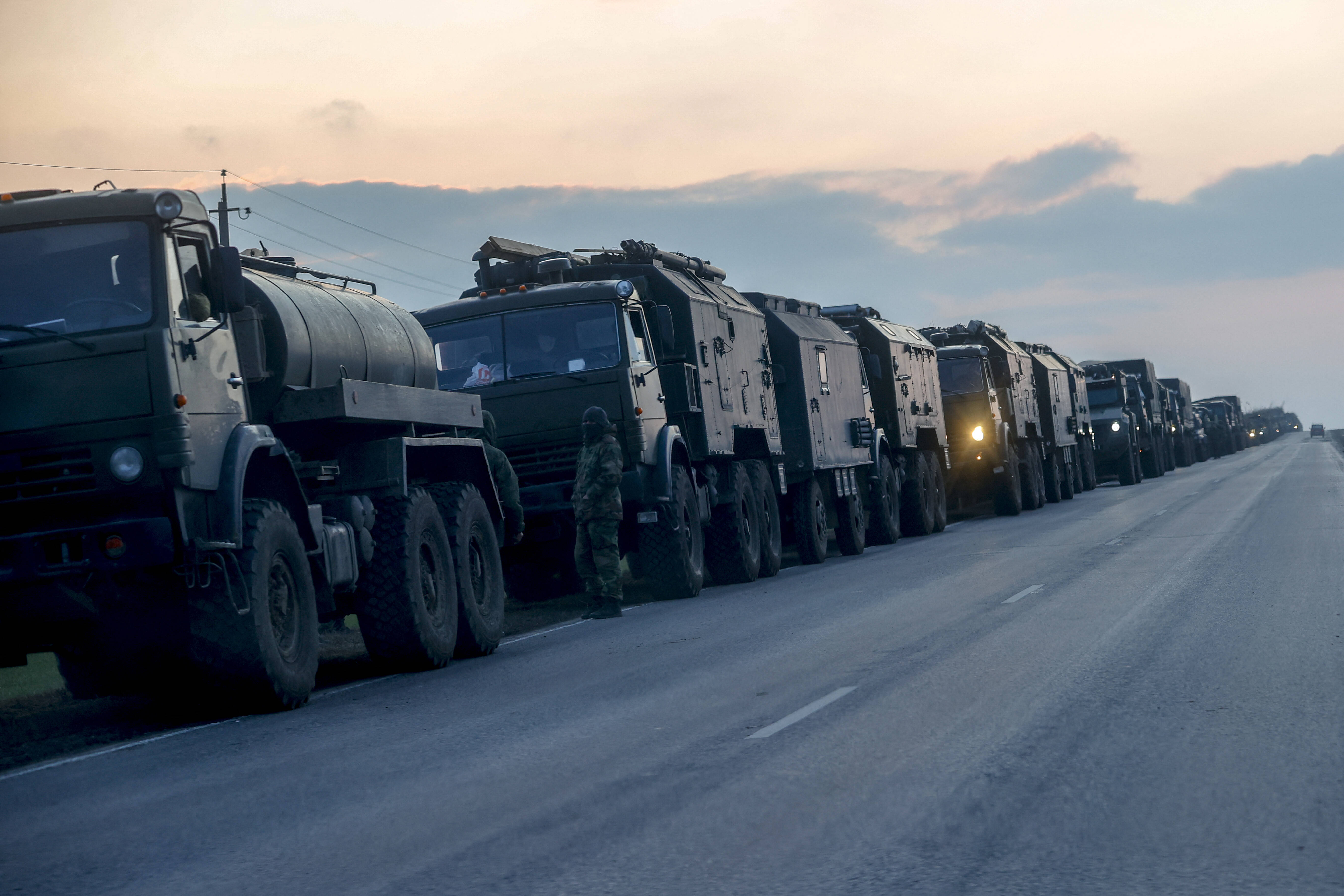 乌俄局势俄军车车队向乌顿巴斯地区的边境移动