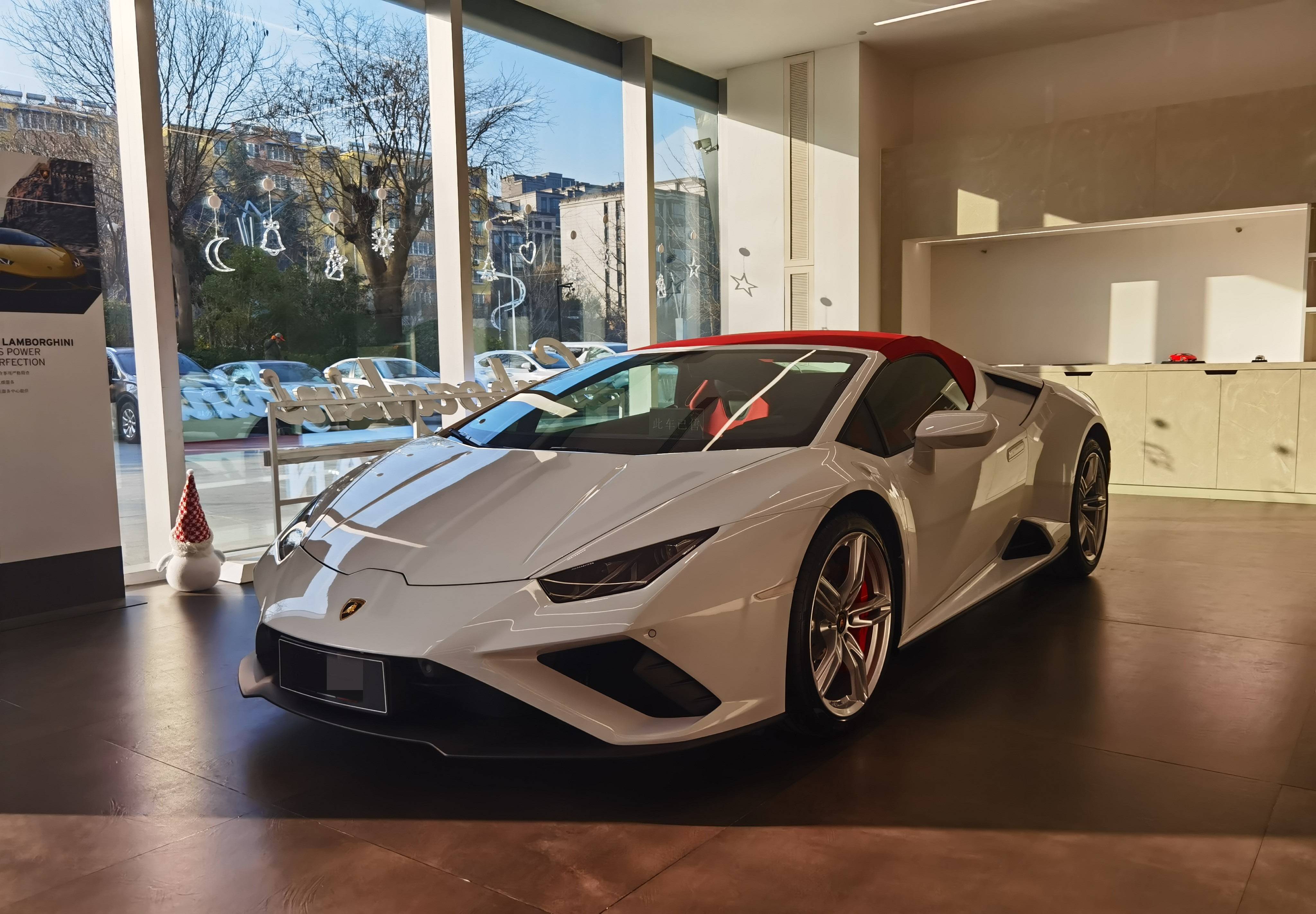 而立之年奖励自己一台兰博基尼360万提huracanevo后驱敞篷版