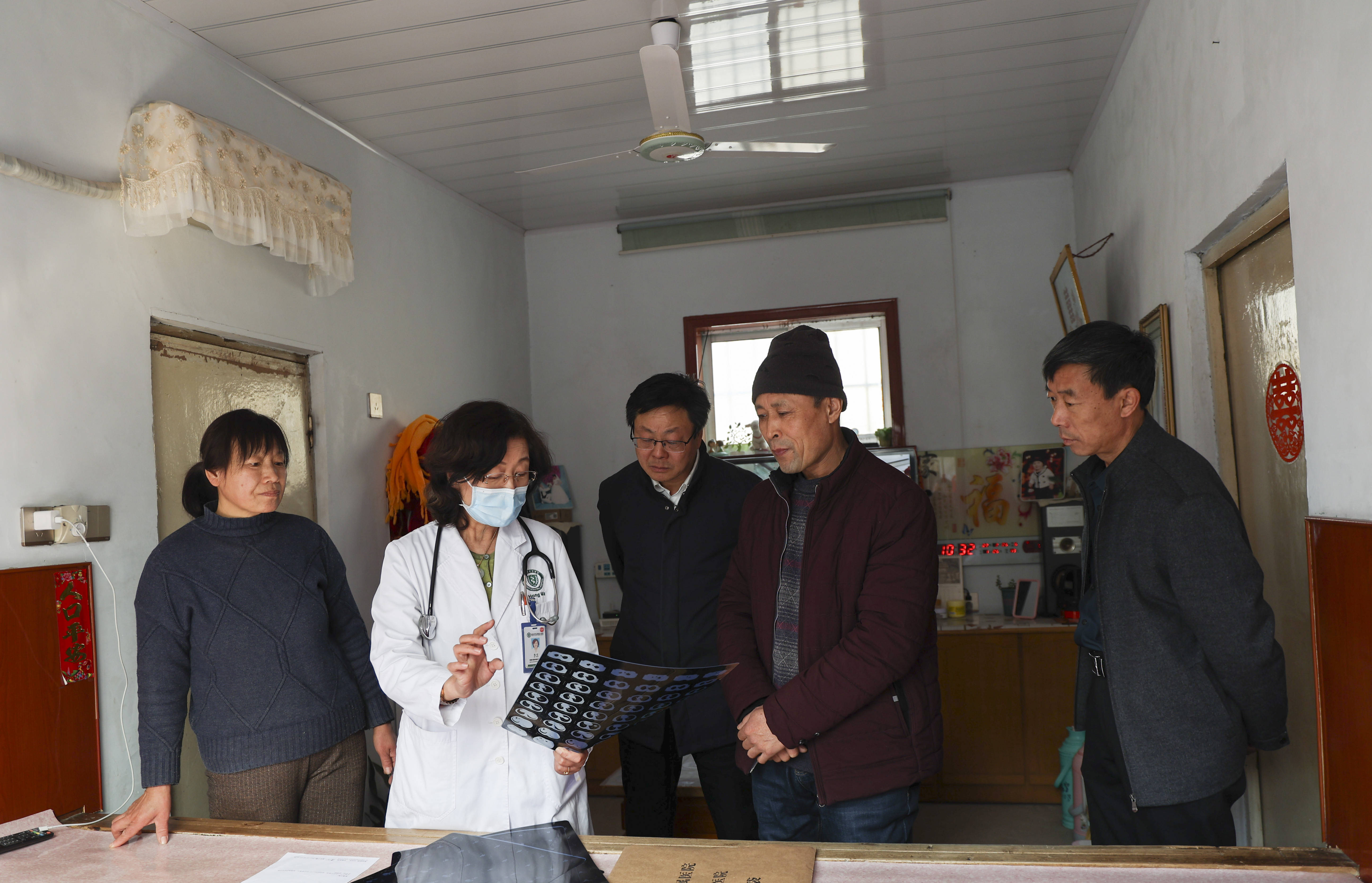 青岛市立医院消化科主任周长宏,心内科主任马红,儿科主任李红,乳腺