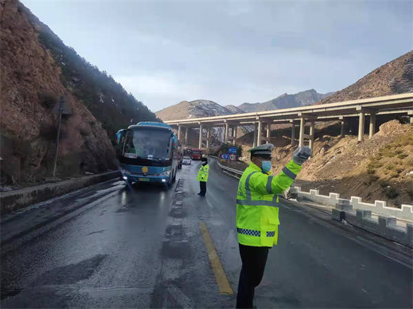 交通事故导致S203线交通拥堵 浑源、云州两地交警协同疏导