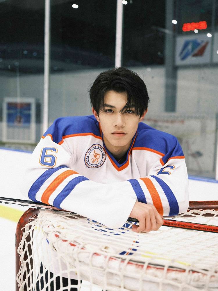 陈南洲全新写真释出高颜值冰球少年强势出道