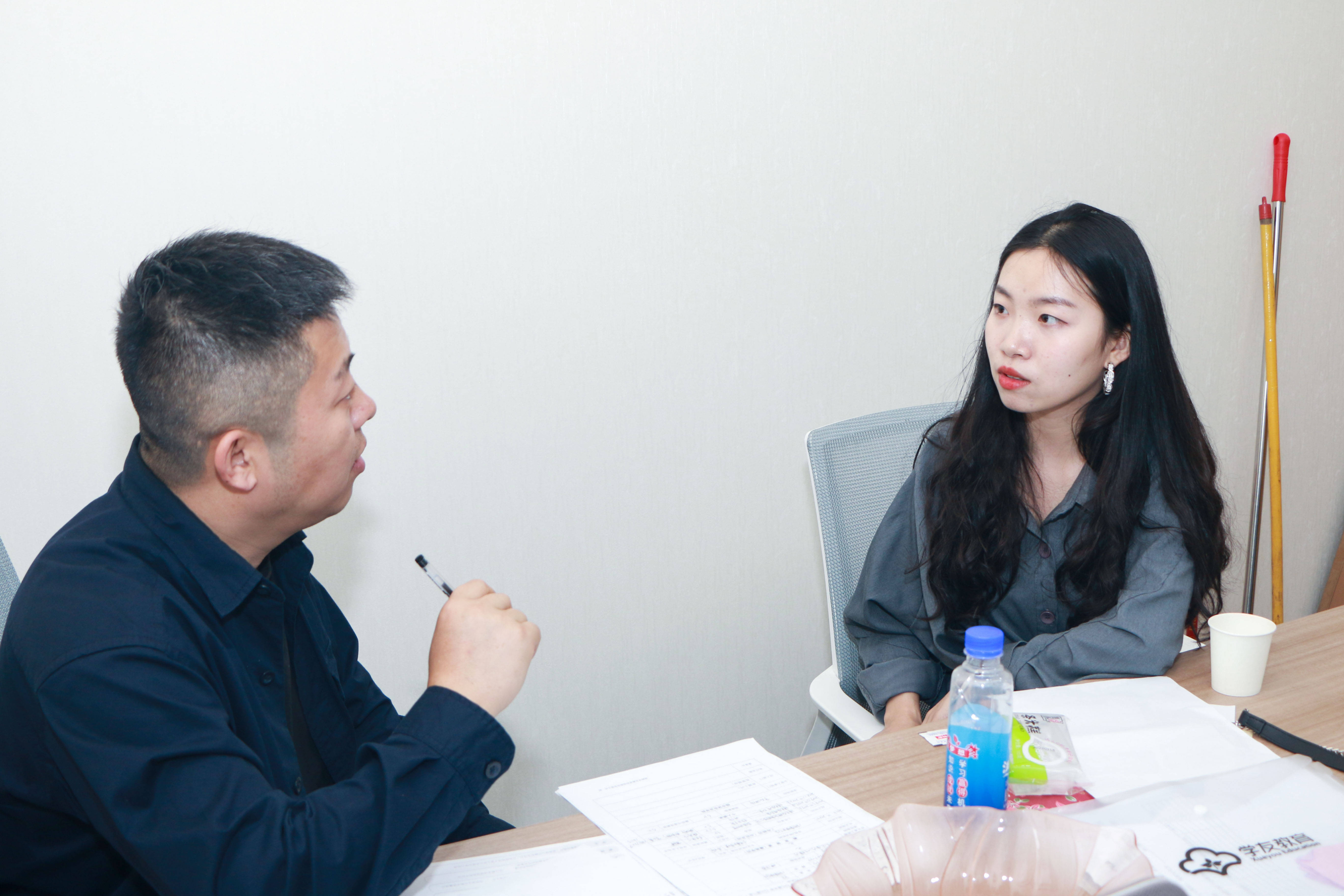 与应聘者一对一交流 企管人事部总经理邓芹女士向应聘者详细讲解所需岗位、工作职责、职业发展及薪酬福利。