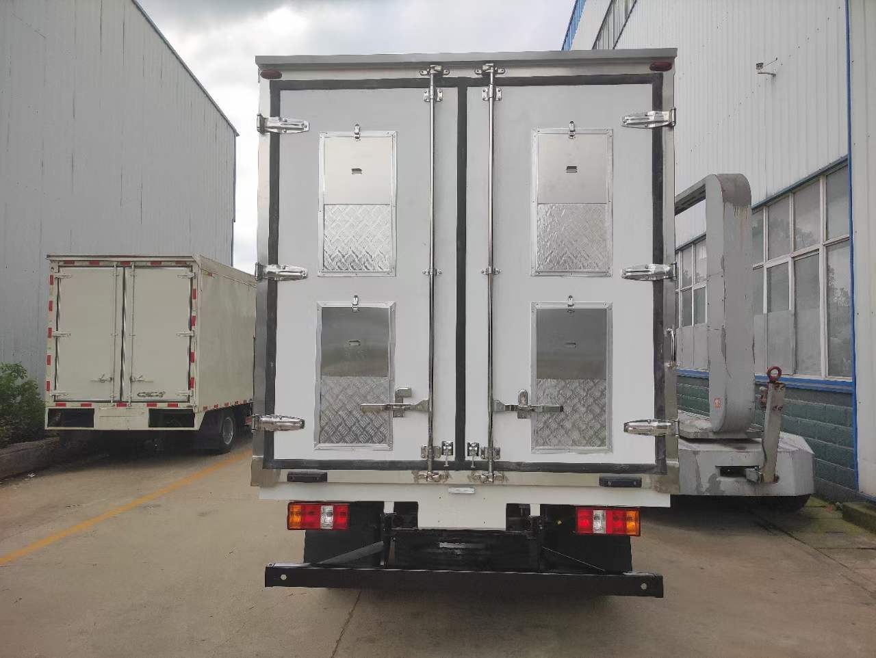 国六江铃顺达排半3.68米鸡苗运输车_mm_图片_货架