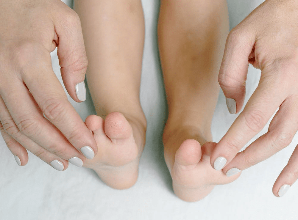 得了灰指甲只会用亮甲皮肤科医生手把手教你治疗灰指甲