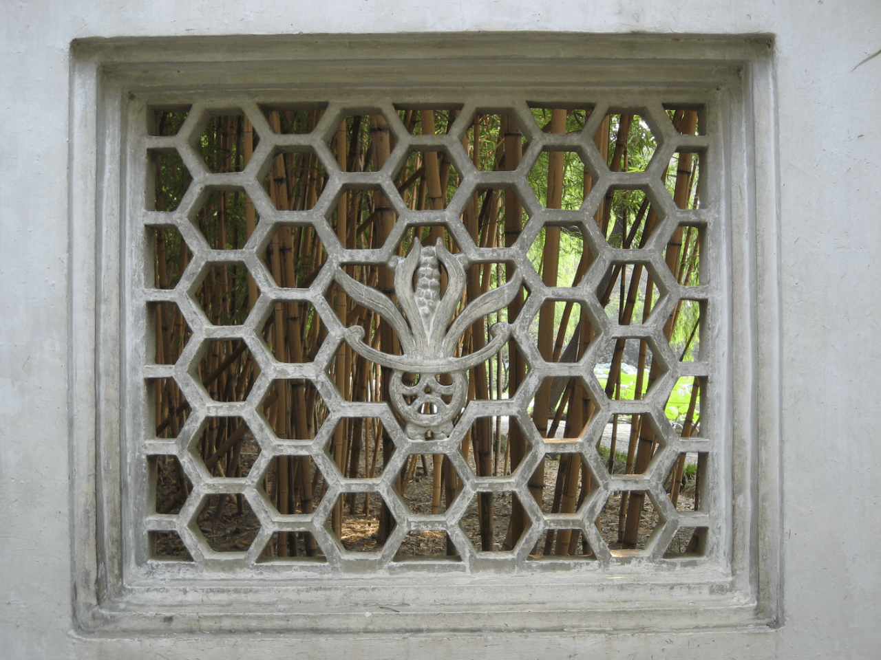 龟锦文花窗嵌万年青(苏州拙政园)《庄子·秋水》篇庄子在濮水钓鱼,将