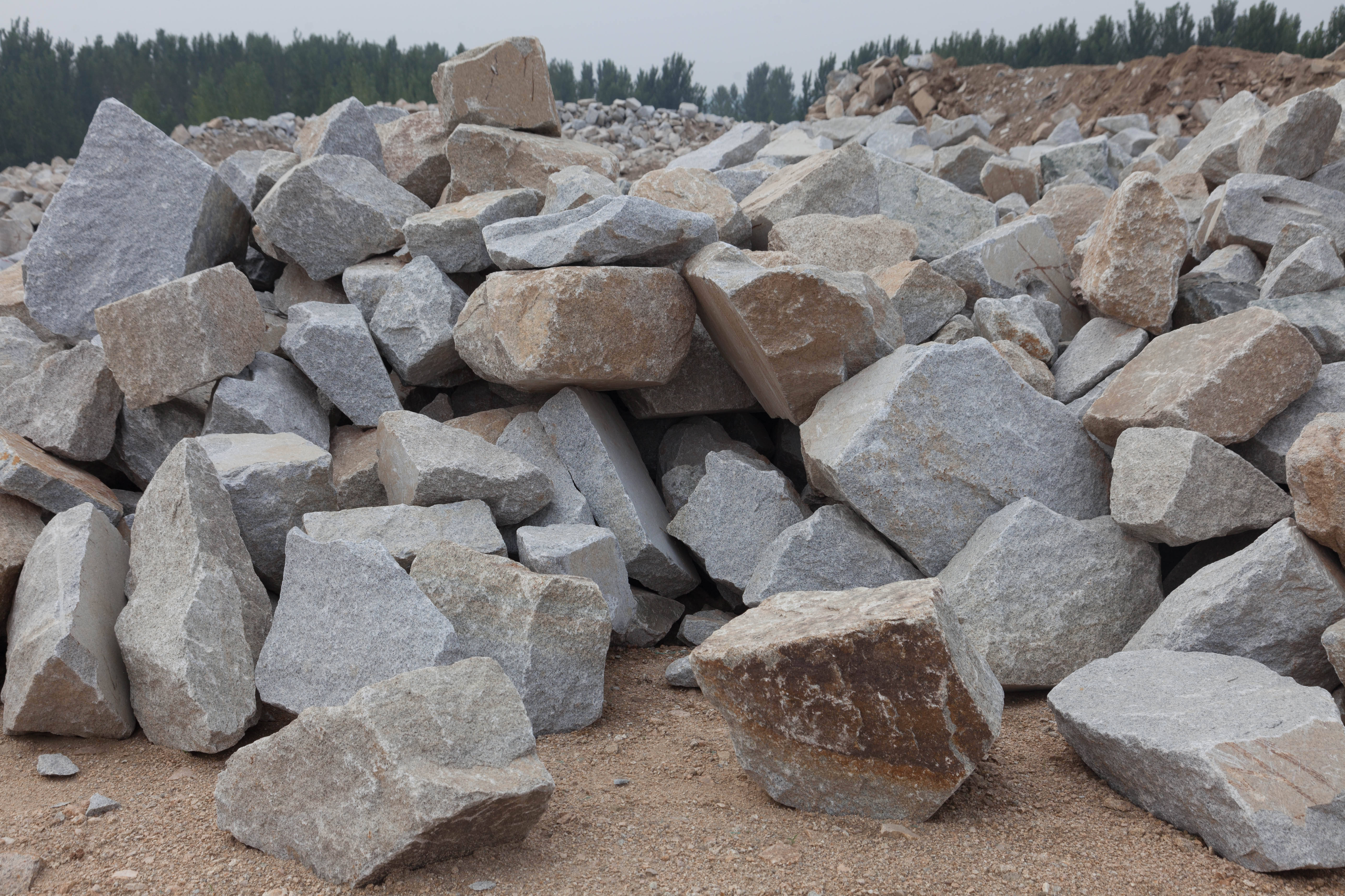 花岗岩的材料介绍及制成砂石骨料需要的设备
