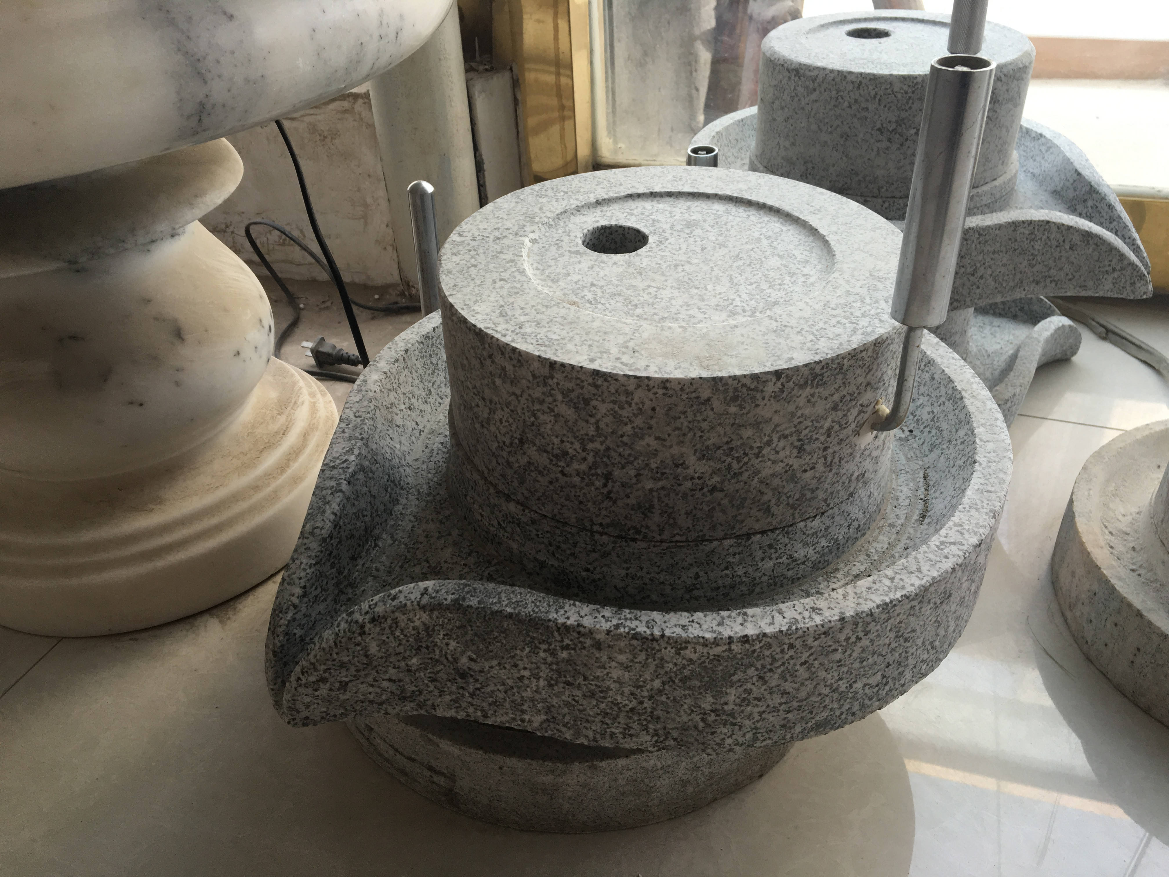 手摇小石磨真是怀念的物件