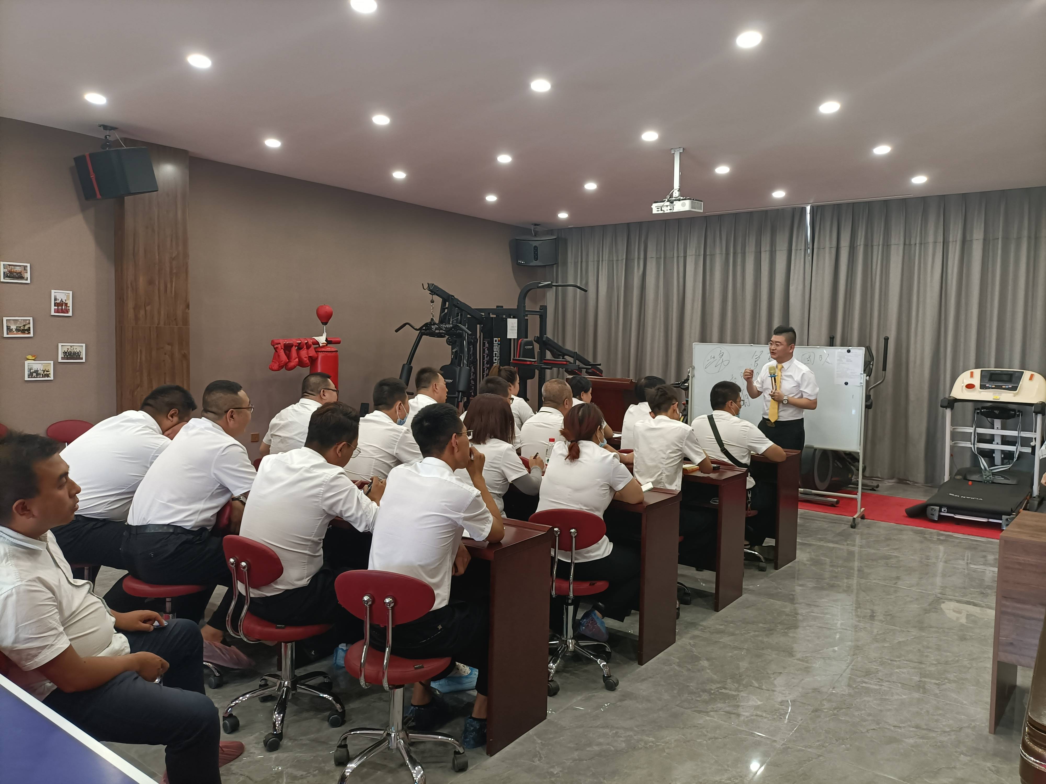 蔚来研究院房地产培训房产讲课销售演讲拓展训练企业咨询