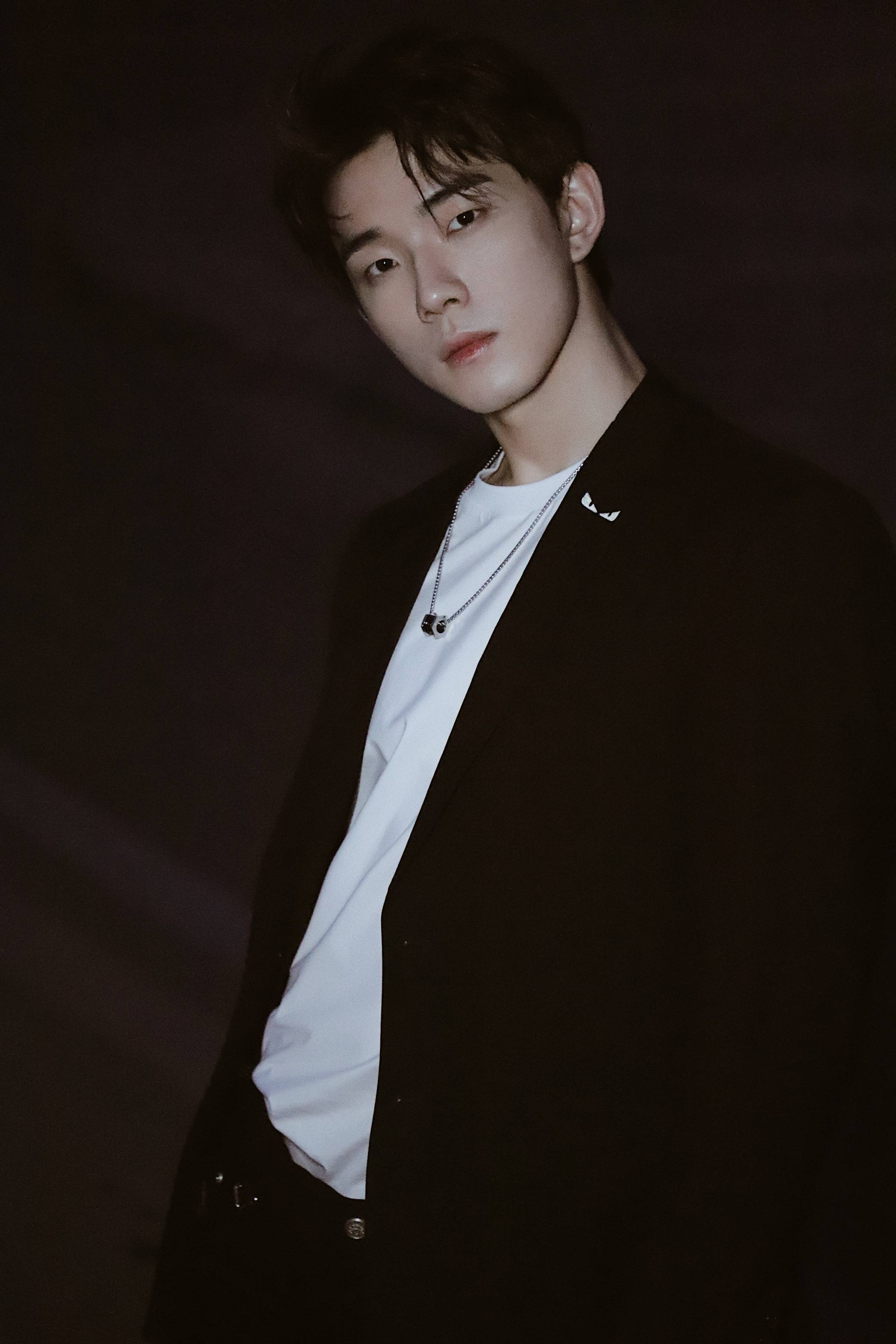 吴飞演绎色彩风格大片尽情展现高冷气质