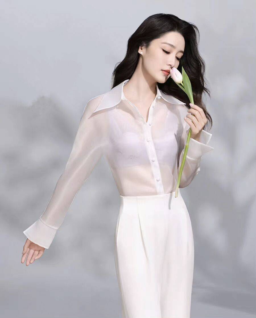 影视女星李沁写真：清新明丽、公主气质