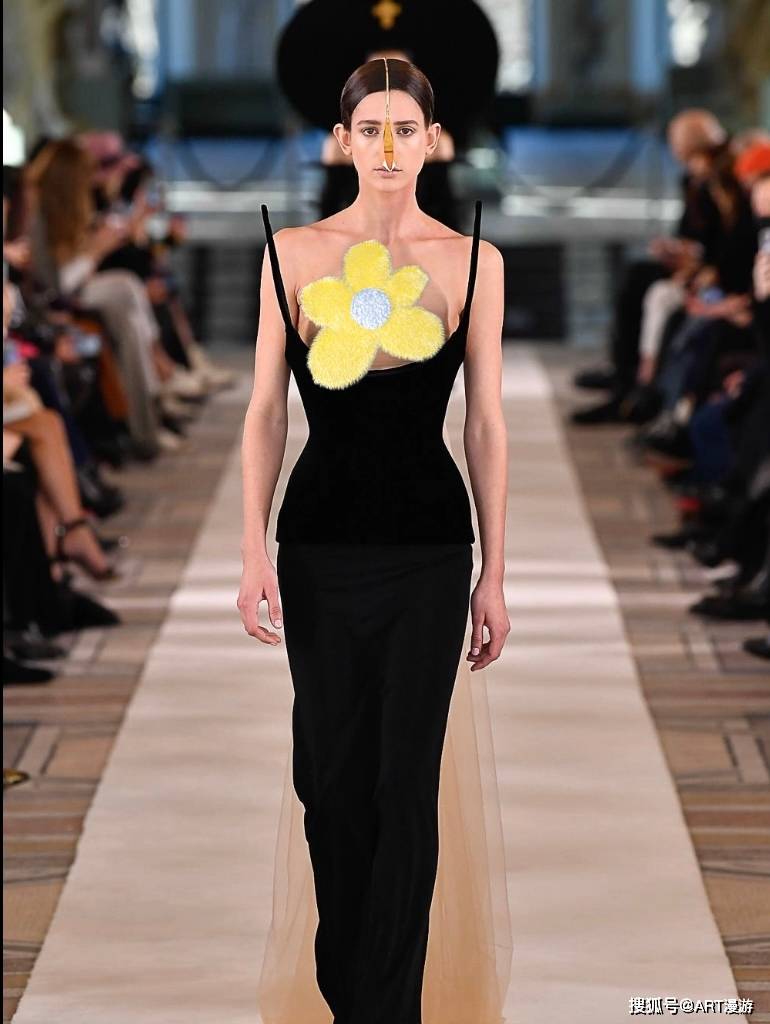 黑色 万众瞩目|艺术时尚|超现实色彩的Schiaparelli打破高定美学的天际线 ...