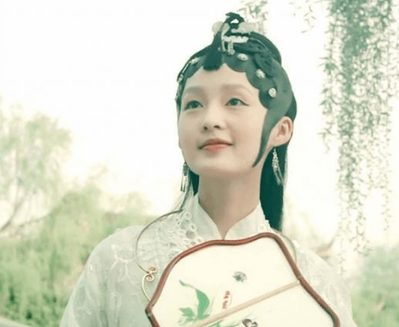 演技|李沁晒雪中美照，景美人更美，彰显青春活力