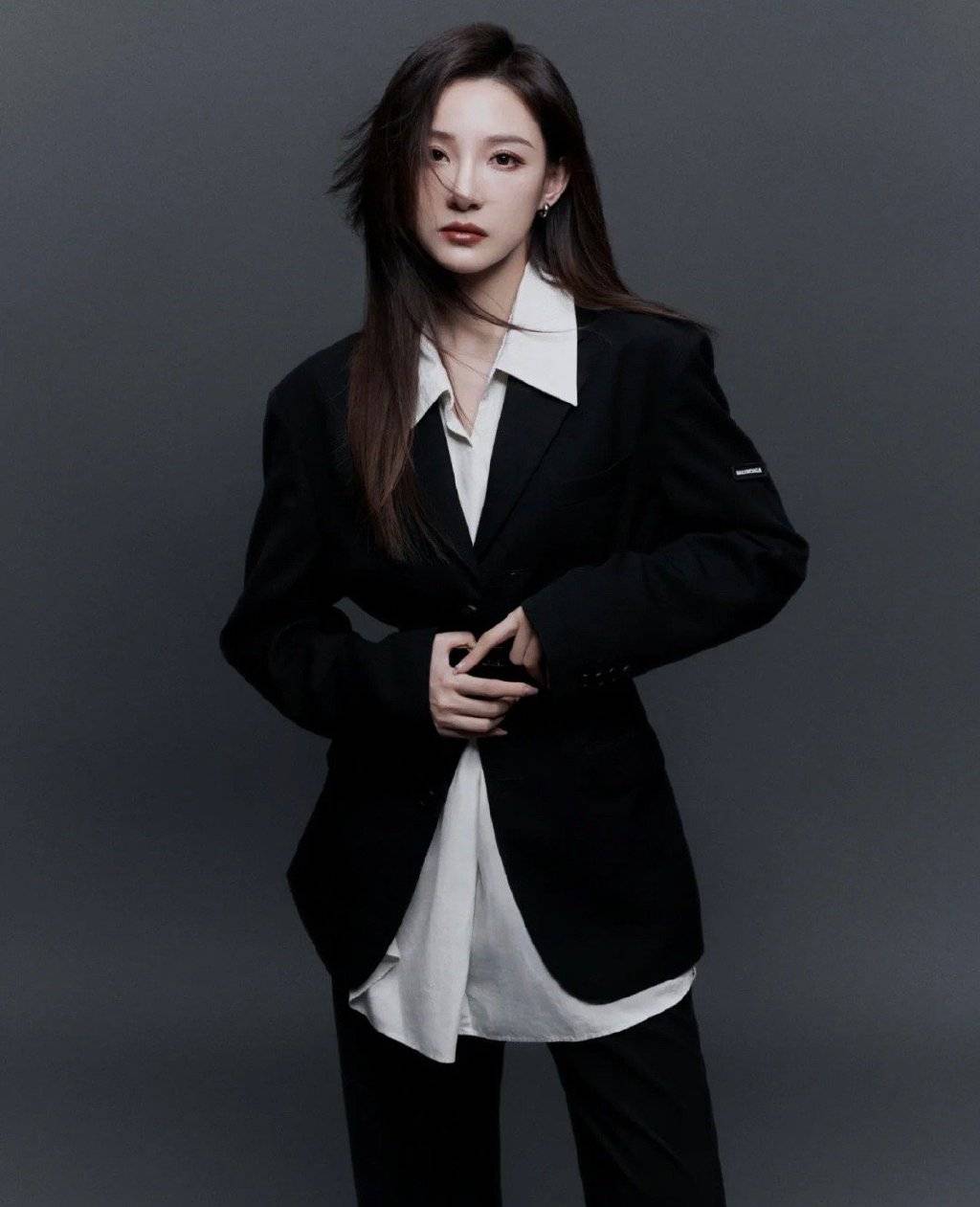 马凡舒黑西装造型又美又飒！长发飘逸气质优雅干练