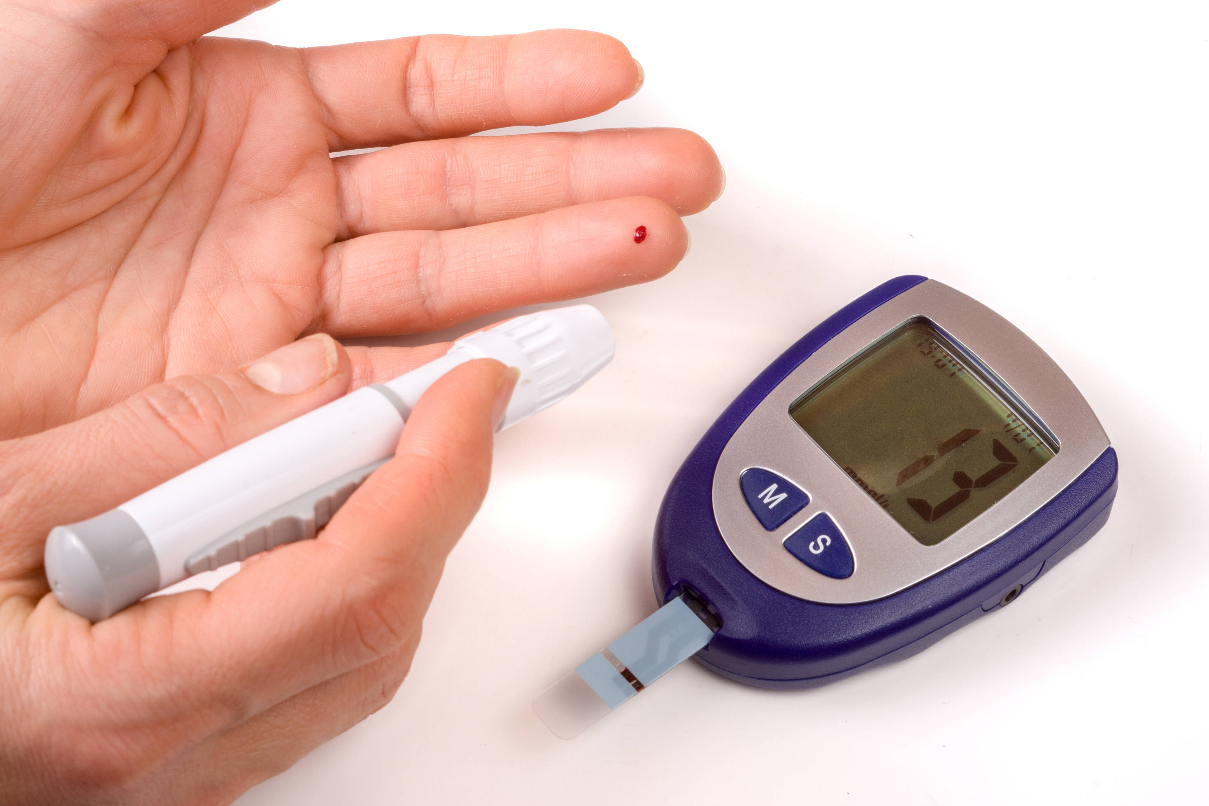 治疗|糖尿病病人住院8天，测血糖被扎了56次，究竟每天测量多少次才合适？