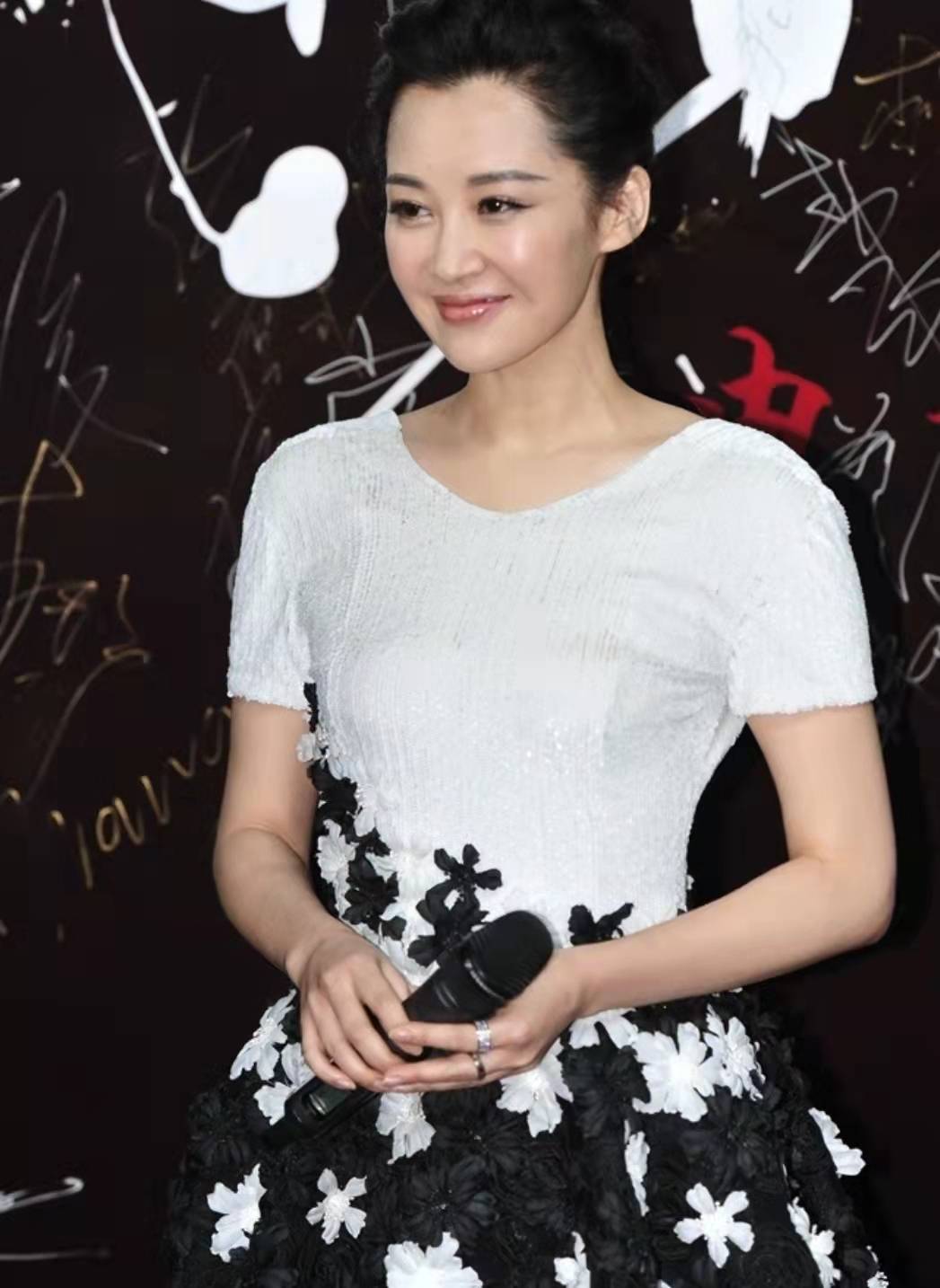 色彩 许晴真的不会老，敢穿又懂创新，真不愧是中年女性的优秀典范