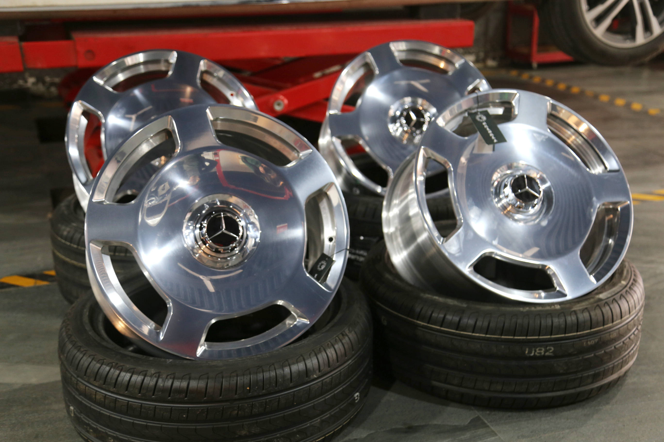 奔驰e级济南欧瑟全车改色液态金属银大饼轮毂