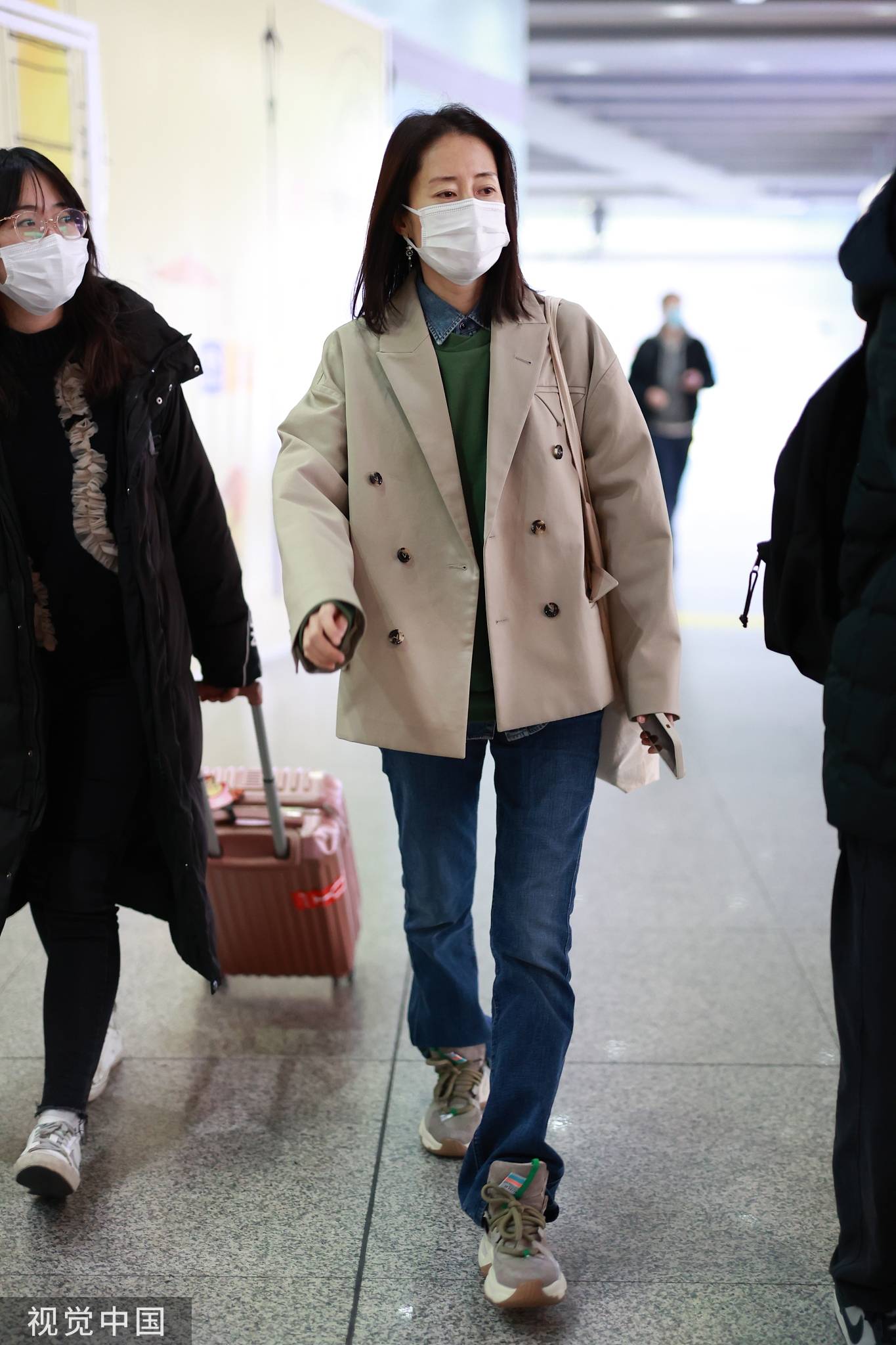 46岁刘敏涛现身北京机场目光呆滞略显疲态