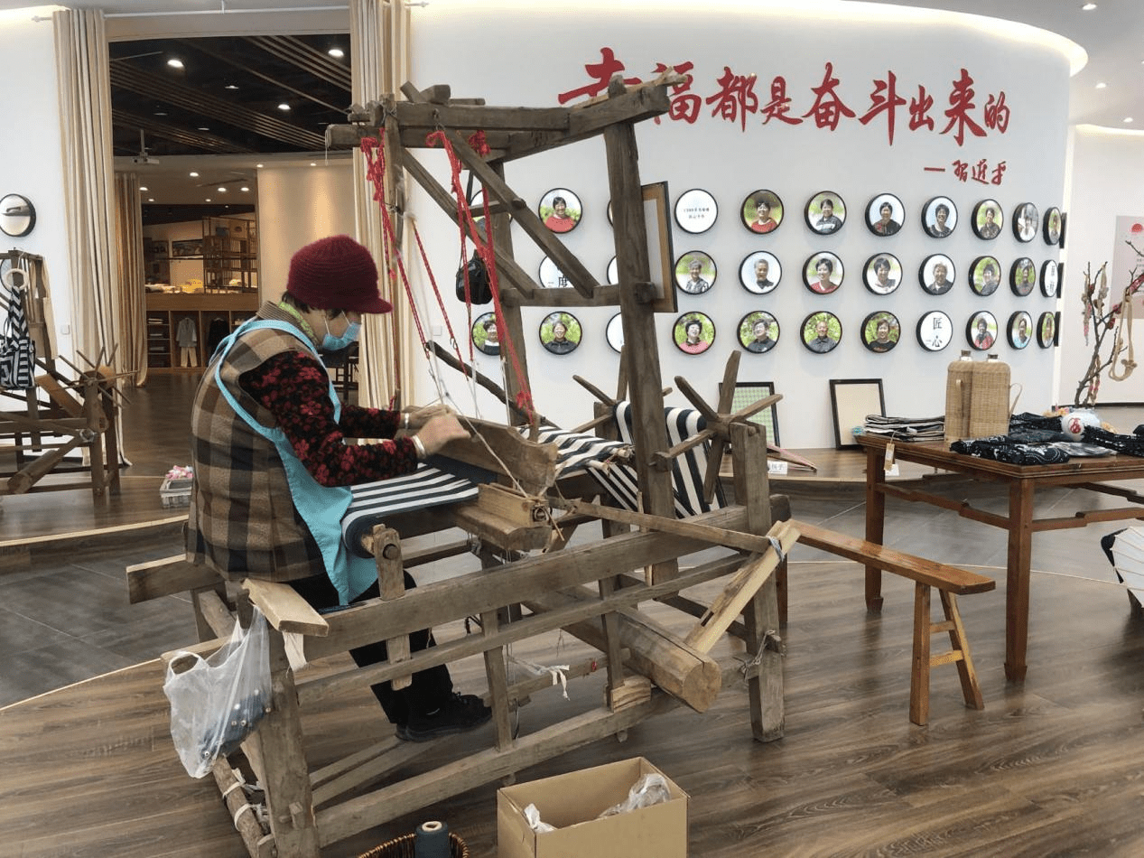 "非遗"助力乡村振兴 赞皇原村土布织就百姓致富路_崔雪琴_的发展_纺织