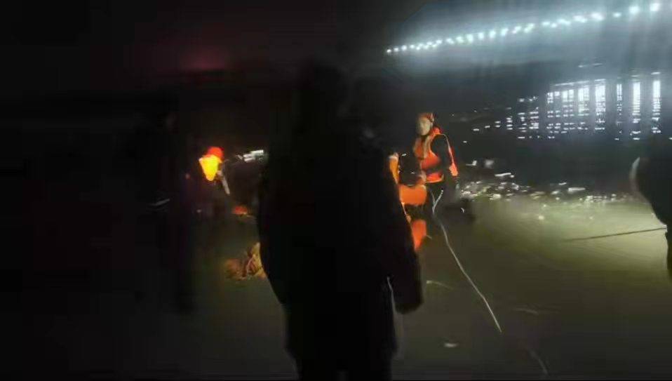 哈尔滨市消防救援支队阿城区大队 成功处置冰河救援 勇救轻生民众