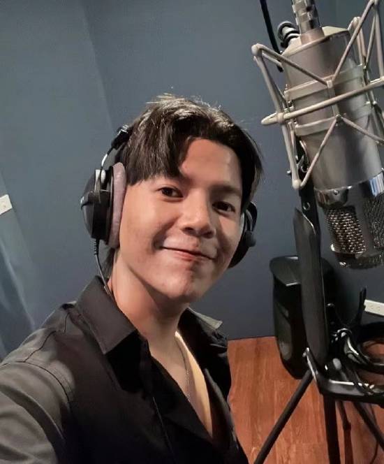 搜狐娱乐讯 29日,泰国创作型歌手 boy sompob 以泰文,英文公开患癌