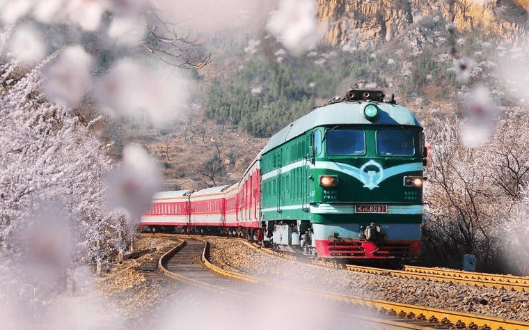 列車把初春的草原扔在山的那邊,河的這邊淡定的心劃過殘雪劃過無語的