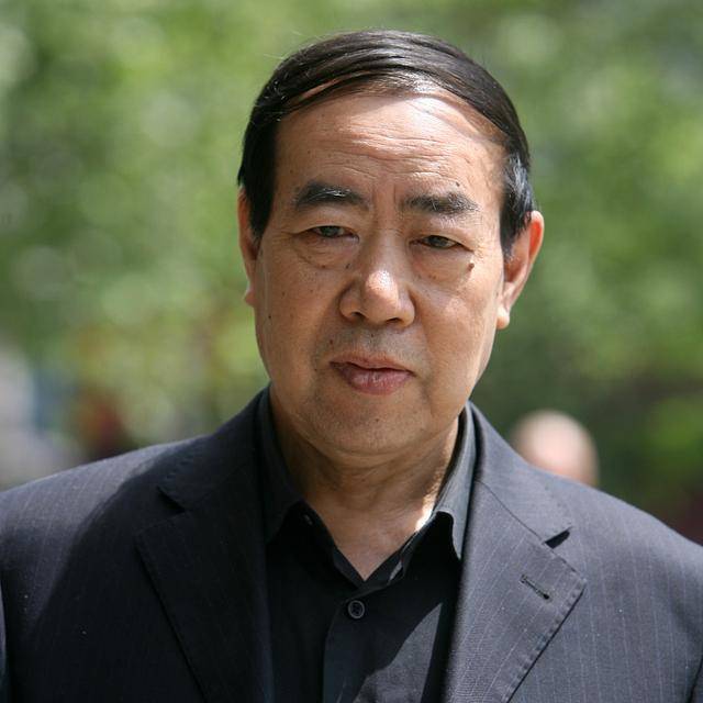 一次作家贾平凹参加复旦大学的演讲时,被一个女大学生无情地打断