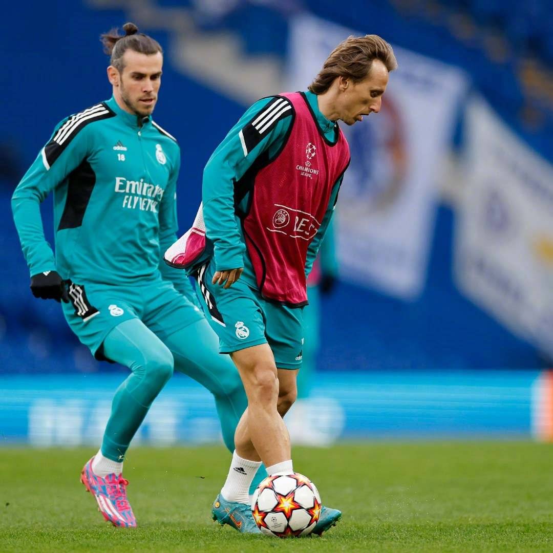 高清图皇马训练备战切尔西本泽马射门动作舒展