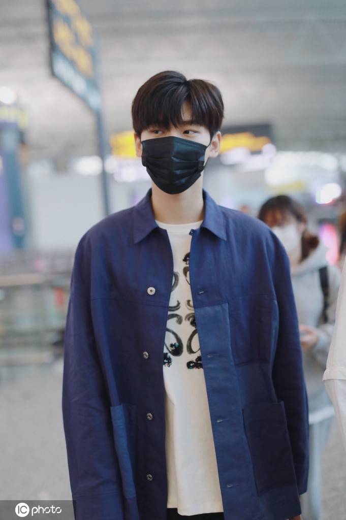 邢昭林蓝色衬衫外套搭铅笔裤现身机场休闲随性