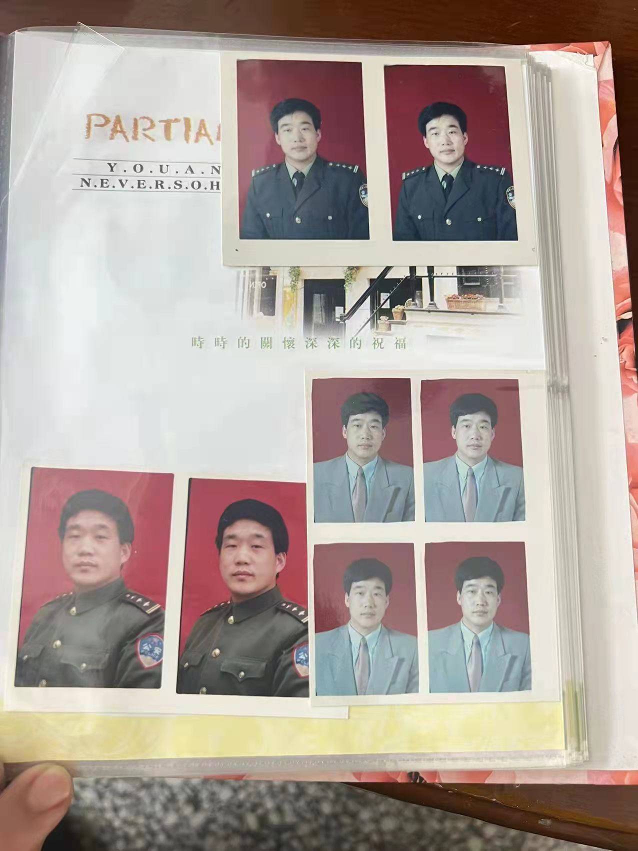 穿著橄欖綠色的警服,裹著軍大衣,賈師傅趴在一輛裝滿了物資的貨車下