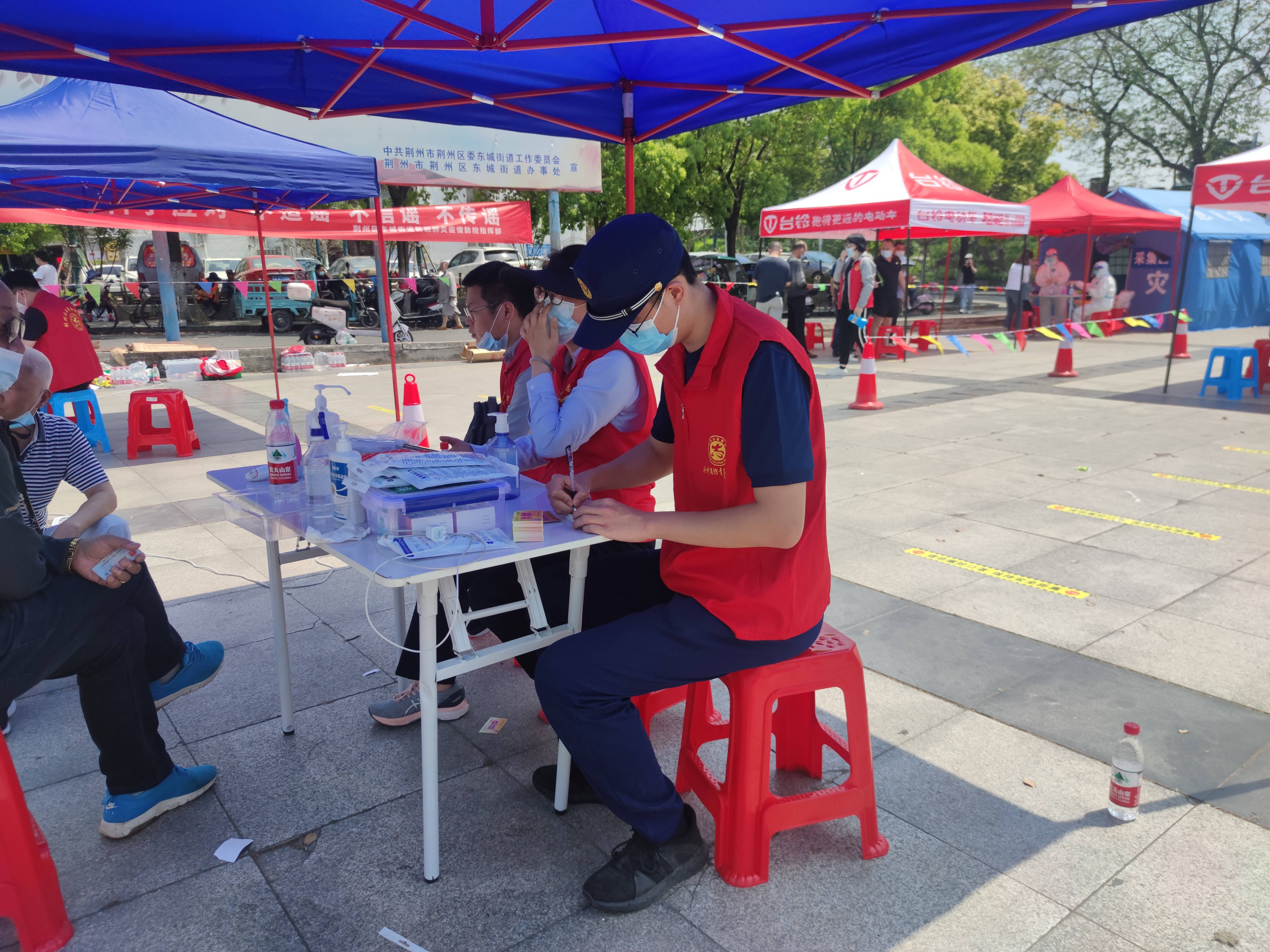 全民核酸普检荆州火焰蓝志愿者在行动
