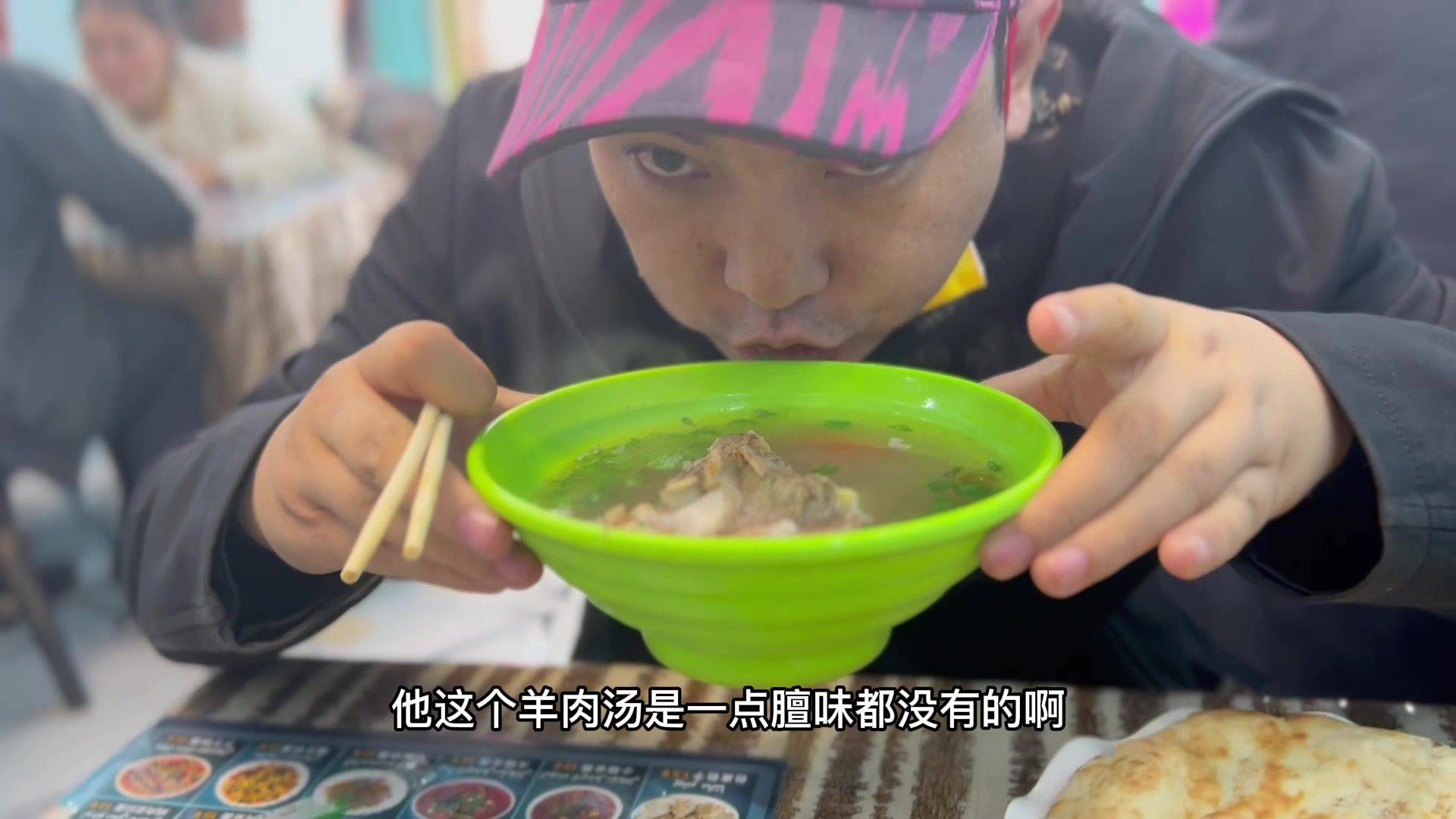 哥带你体验不一样的喀什3喀什浓眉哥胖胖的喜感十足 为了介绍新疆美食